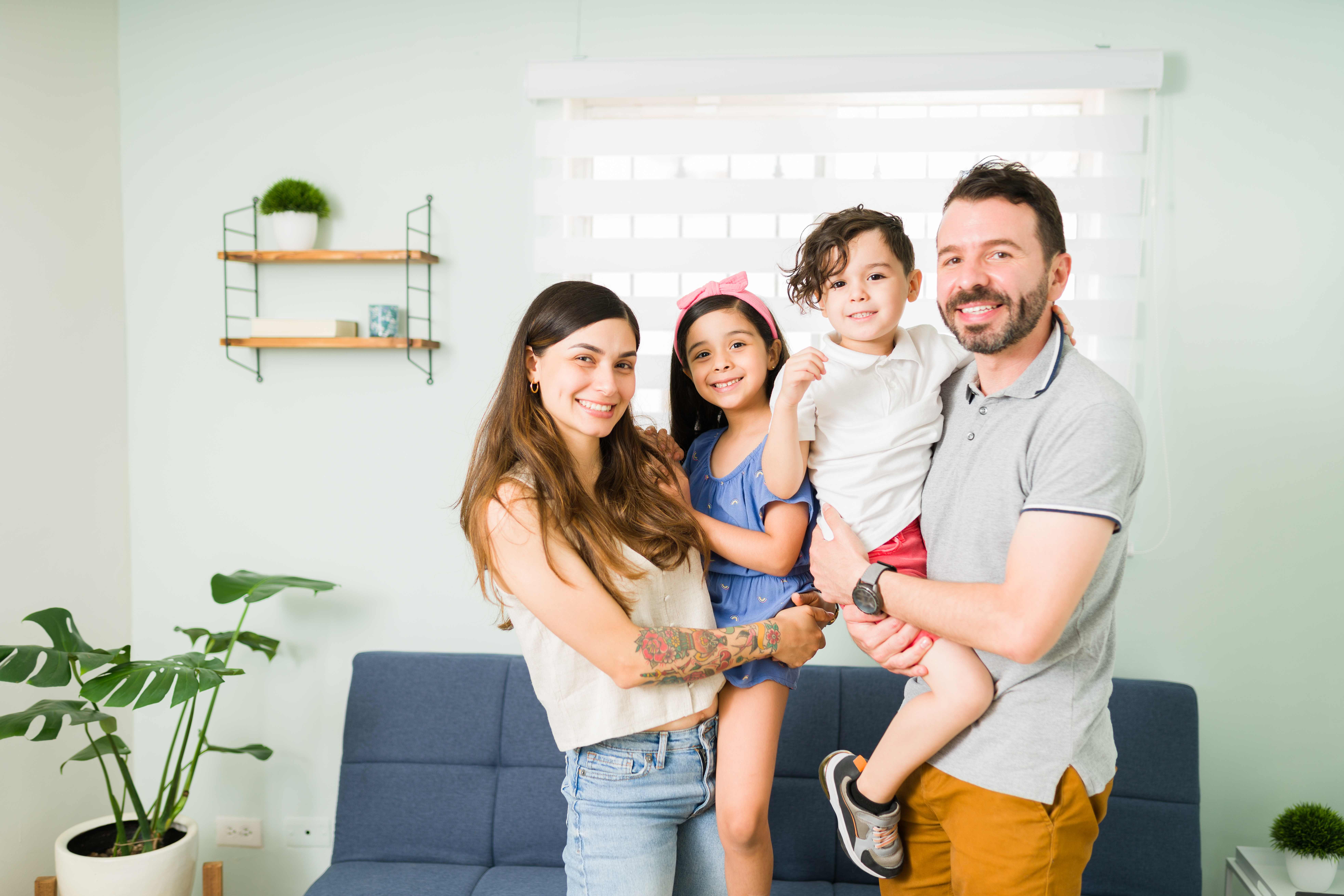 Familia unida y apoyándose mutuamente, simbolizando tranquilidad